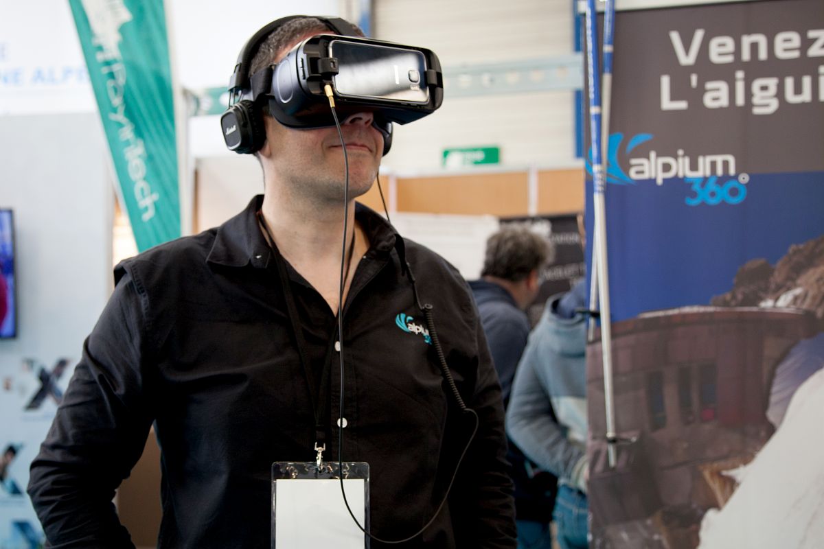 Un homme avec un casque de réalité virtuelle.