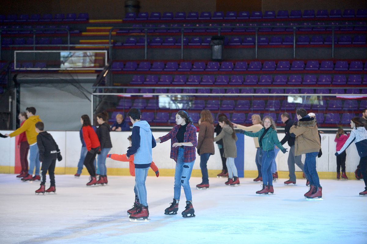 Groupe de patineurs avançant sur la glace.