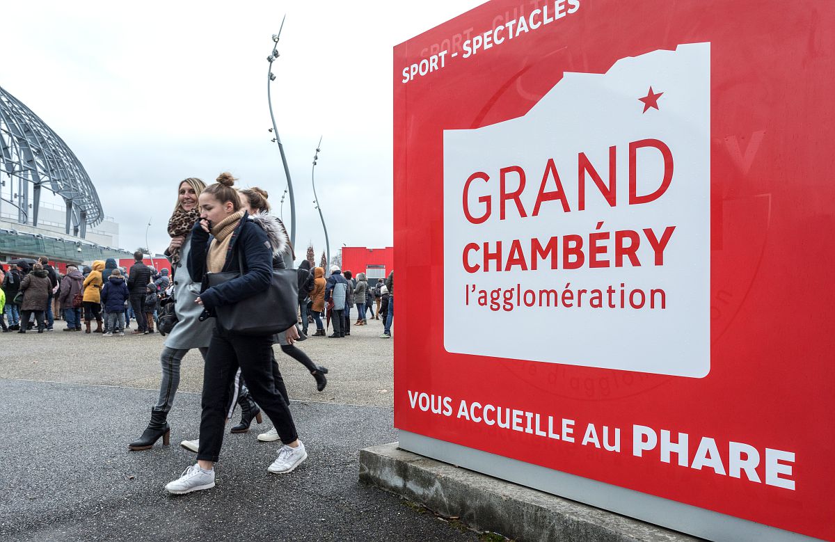 le logo de Grand Chambéry devant la salle de spectacle Le Phare