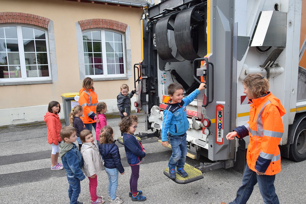 Démonstration de camion benne dans le groupe scolaire de St-Cassin (maternelle et primaire).