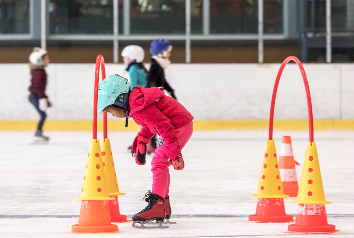 Enfants aux cours de l'école de glace, à la patinoire.