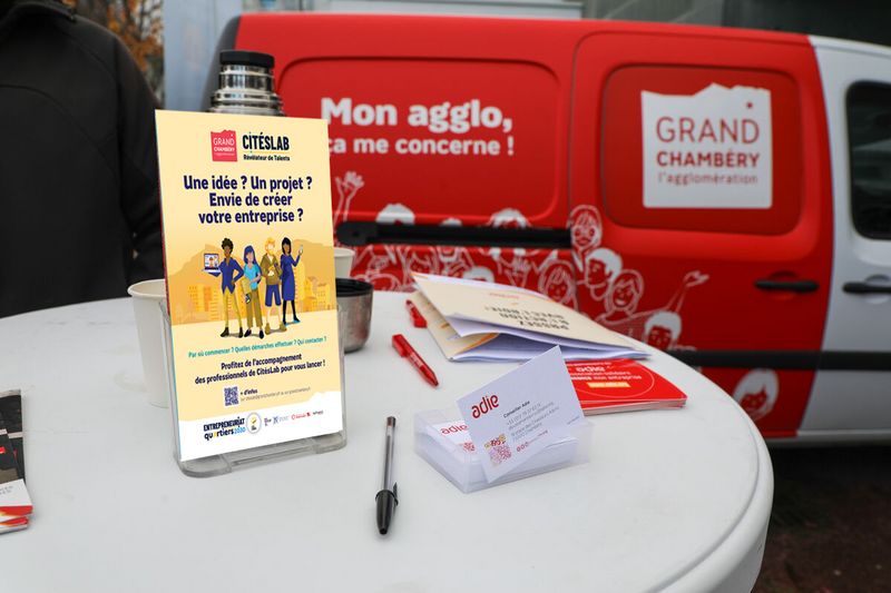 Le dispositif CitésLab de Grand Chambéry et l'association ADIE en pleine sensibilisation sur le marché des Hauts de Chambéry pour parler création d'entreprise aux habitants des quartiers prioritaires de la politique de la ville
