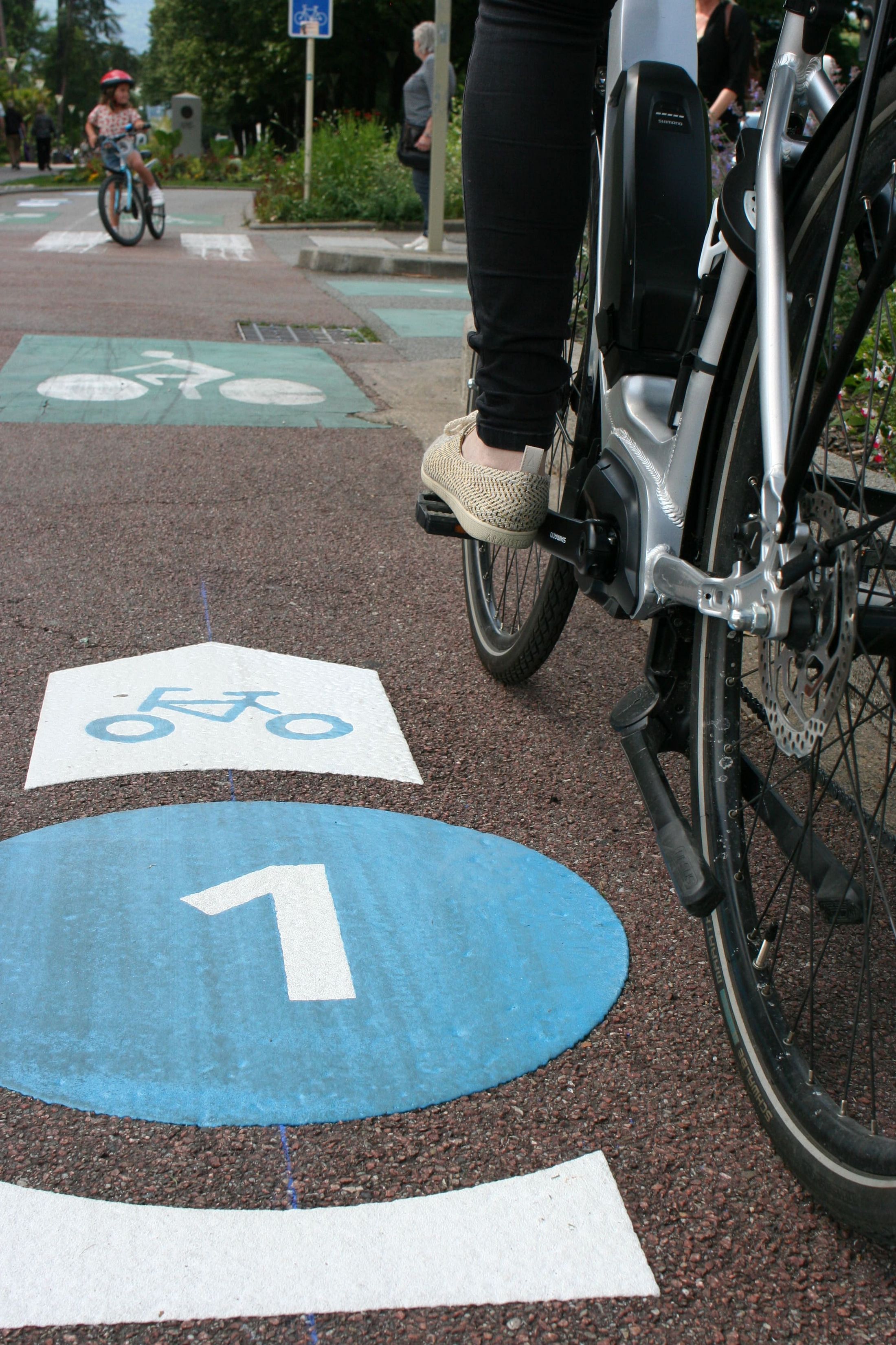 Marquage au sol pour indiquer que le cycliste est sur la Piste Bleue n°1.
