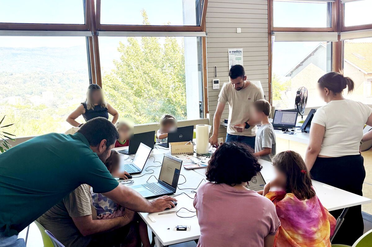 Atelier de création de stickers avec un groupe d'enfants à la médiathèque de Bassens