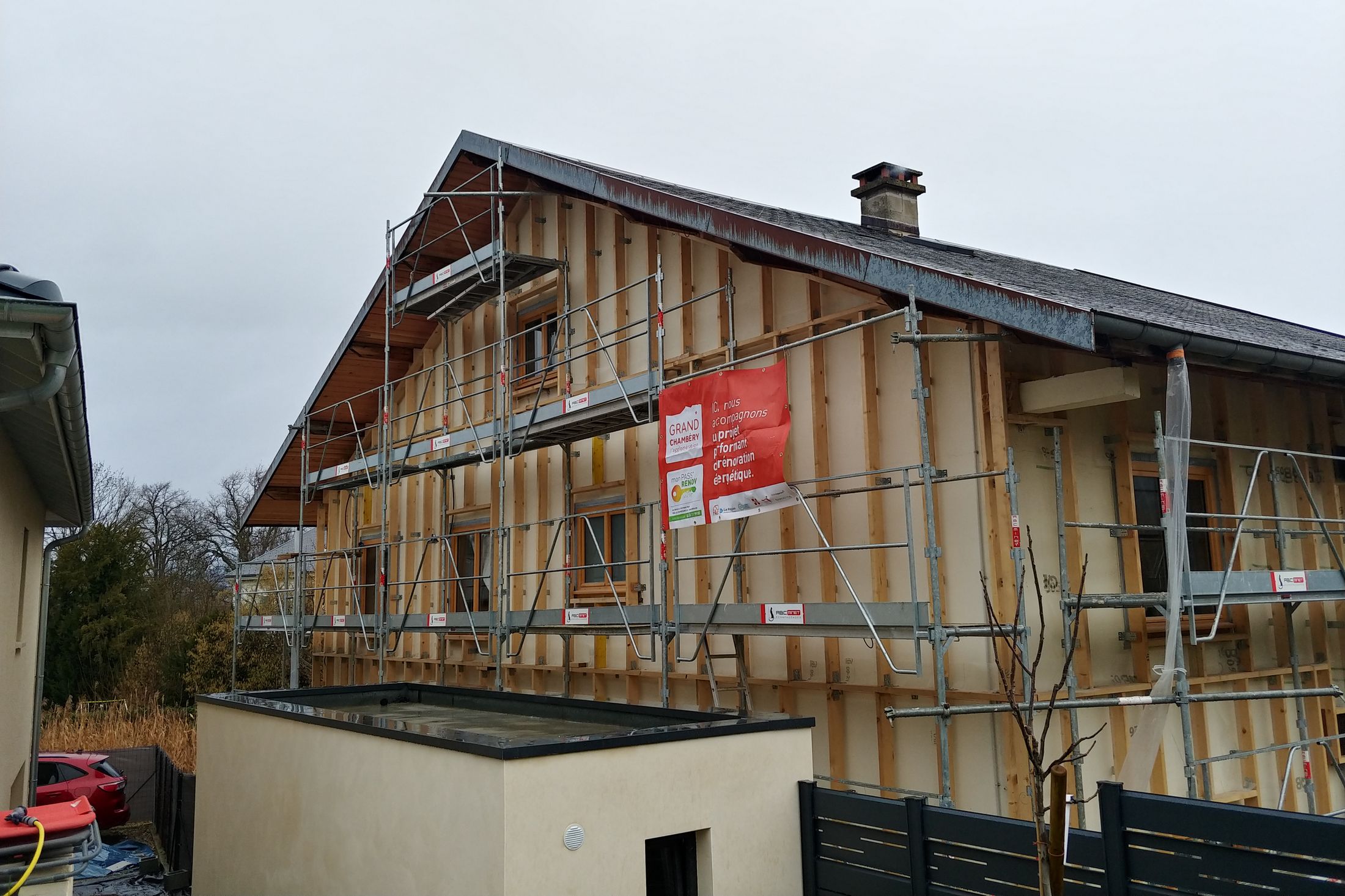 Photo d'un maison avec travaux sur l'isolation d'une de ses façades avec isolant biosourcé.