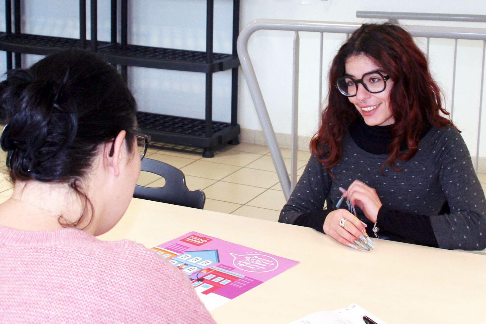 Déborah, une jeune accompagnée par Maud, conseillère des permanences du Conseil Logement Jeunes
