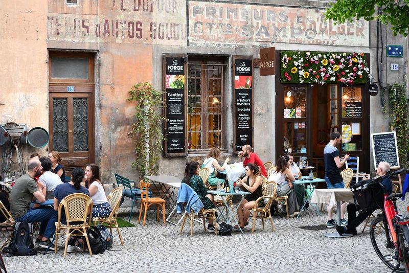 Des personnes sont assisent à une terrasse de restaurant.