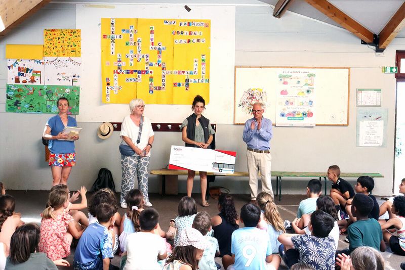 Remise des prix par Alain Caraco - vice-président en charge en charge des coopérations métropolitaines de mobilité et du développement du numérique - à l'école élémentaire Grand Pré de Jacob Bellecombette