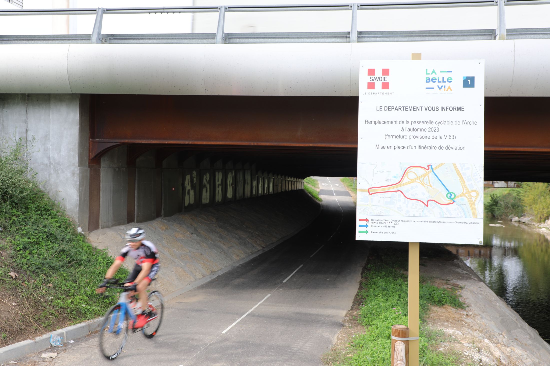 homme sur un vélo sur la voie verte actuellement en travaux sur Chambéry