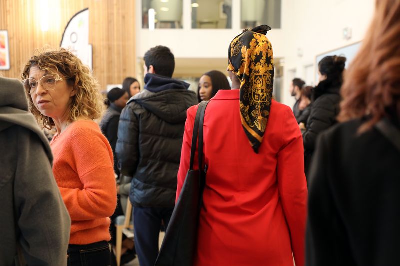 Une foule de personnes participant au job dating