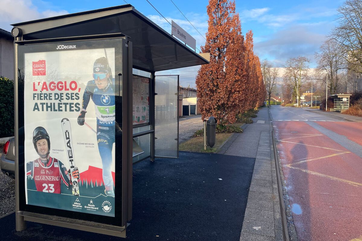 Affichage "L'Agglo, fière de ses athlètes" sur un abribus 