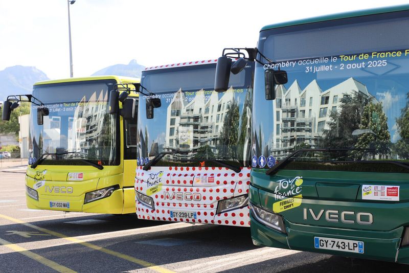 Trois bus Synchro Mobilités aux couleurs du Tour de France Femmes 2025, prêts à circuler sur les lignes de l'agglo. Un bus jaune, un bus a pois rouges et un dernier vert.