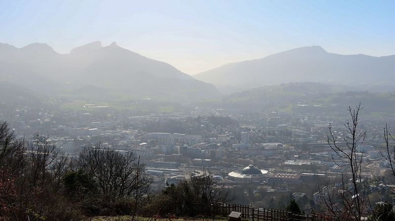 Vue sur le bassin chambérien pollué depuis les Monts  
