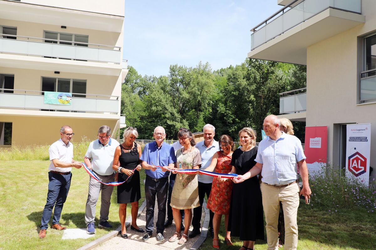 Le moment de la coupure du ruban pour l'inauguration de l'Ecohameau des Granges à La Motte-Servolex entre les partenaires de l'opération : PAC Savoie, maire de La Motte-Servolex, Grand Chambéry, le Département, Action Logement et l'Etat.