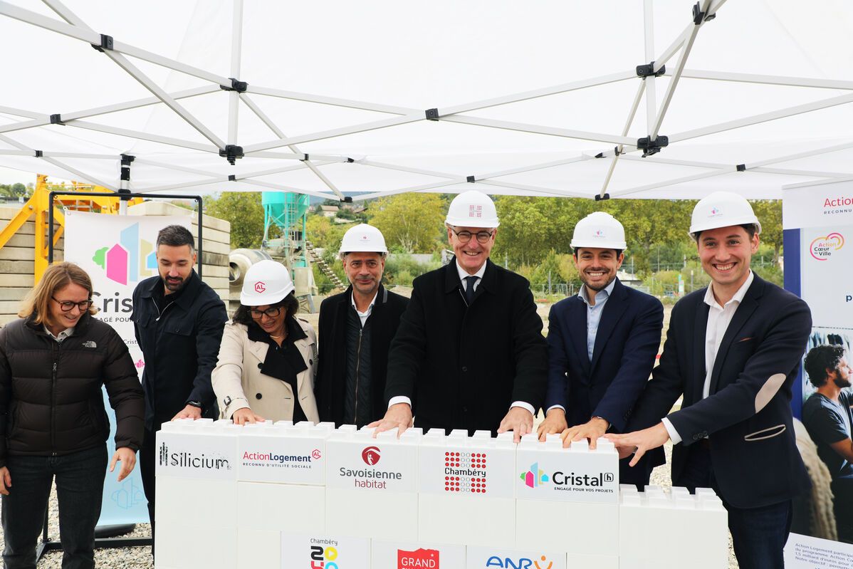 Inauguration de la pose de la première pierre du projet Silicium - avec des briques Légos représentant les logos de chaque institution - avec les acteurs principaux du projet. De gauche à droite : les architectes de PATRIARCHE et BBAU, Armelle Berthomier Vejux d'Action Logement, Samuel Rabillard Directeur Général de la Savoisienne habitat, Thierry Repentin maire de Chambéry et Président de Grand Chambéry, Lucas Beaujolin Directeur de Cristal Habitat et Gaëtan Pauchet Président de Cristal Habitat.