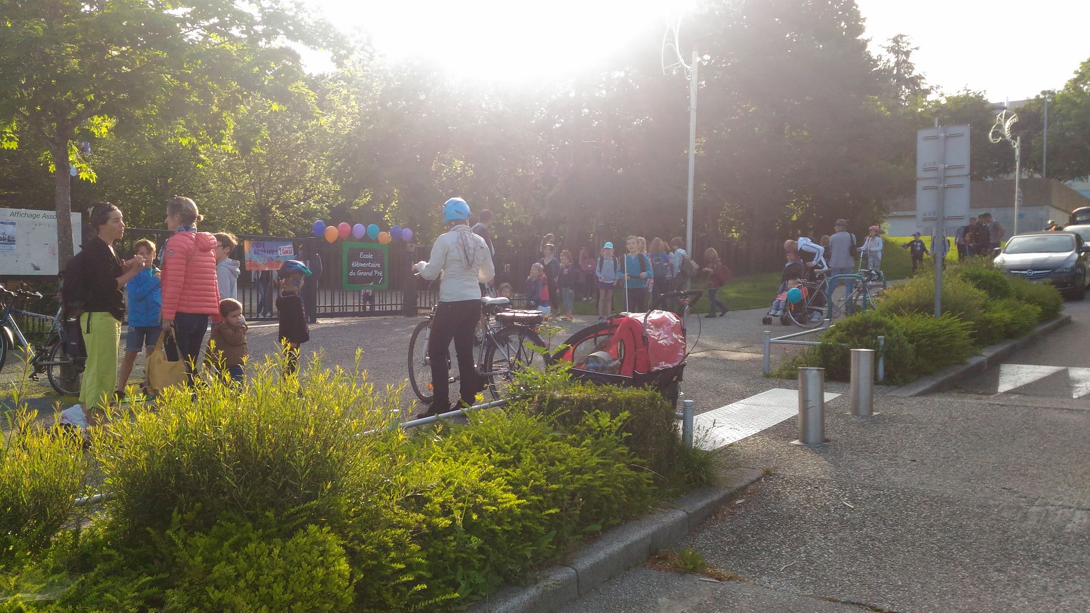 Défi des écoliers devant l'école de Jacob-Bellecombette.