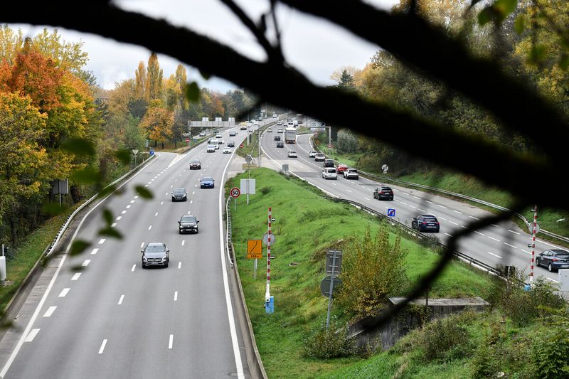 Des voitures sur une autoroute