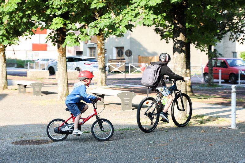 Deux enfants circulent à vélo pour se rendre à l'école