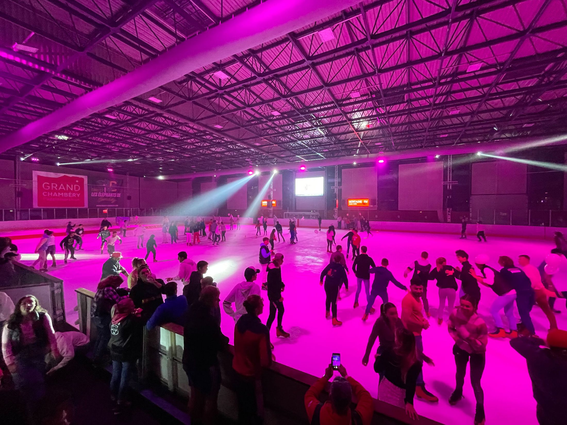 Piste de la patinoire éclairée en rose pour la soirée rose. 