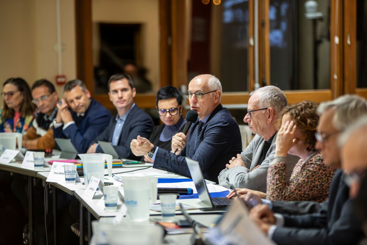 Des élus à une table.