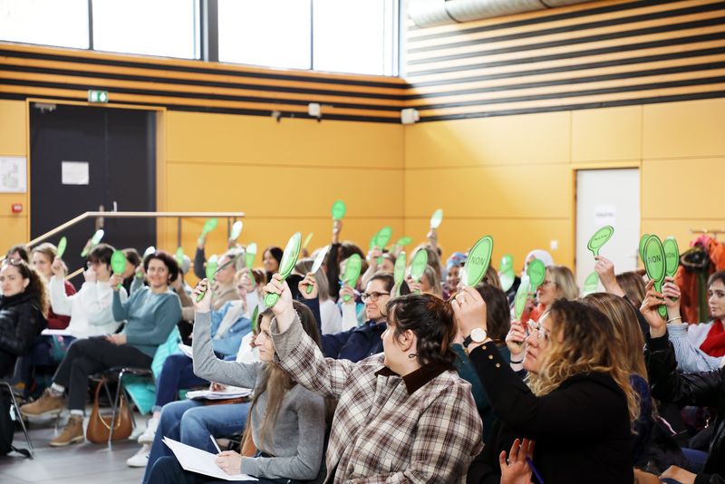 Plus de soixante femmes qui participent à un quizz concernant les femmes dans le monde de l'entreprenariat durant l'événement "Elle & EntrepreneurE" au Biollay
