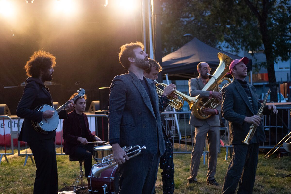 Le concert du groupe SOOM T lors de l'édition 2025 des Quartiers d'été, sur la pelouse du Maconnais