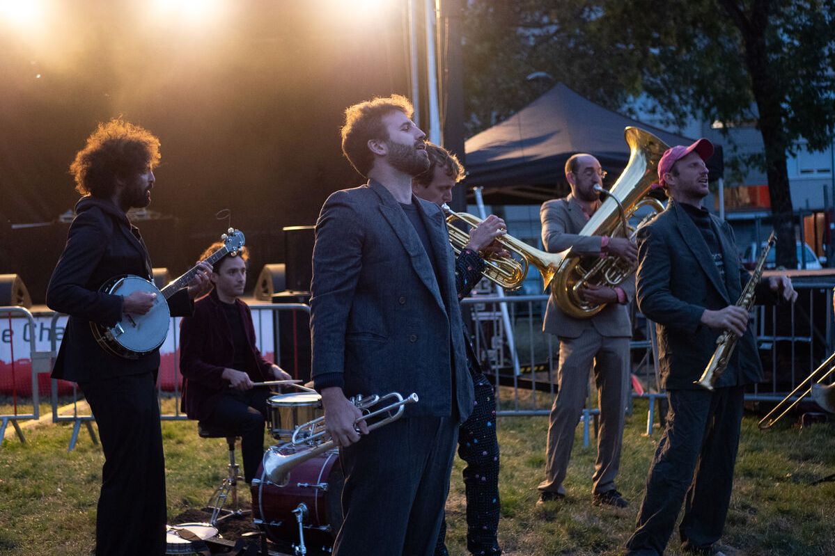 Le concert du groupe SOOM T lors de l'édition 2025 des Quartiers d'été, sur la pelouse du Maconnais