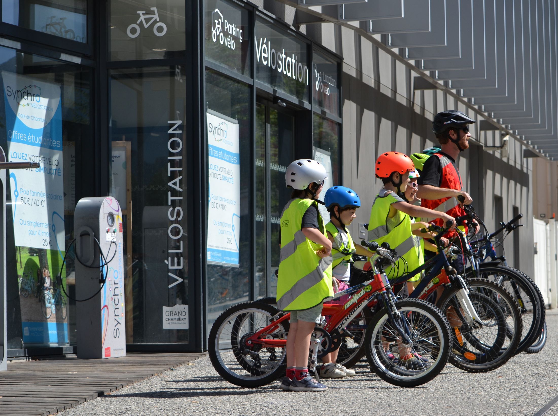 des enfants sur leurs vélos à côté de l'éducateur vélo