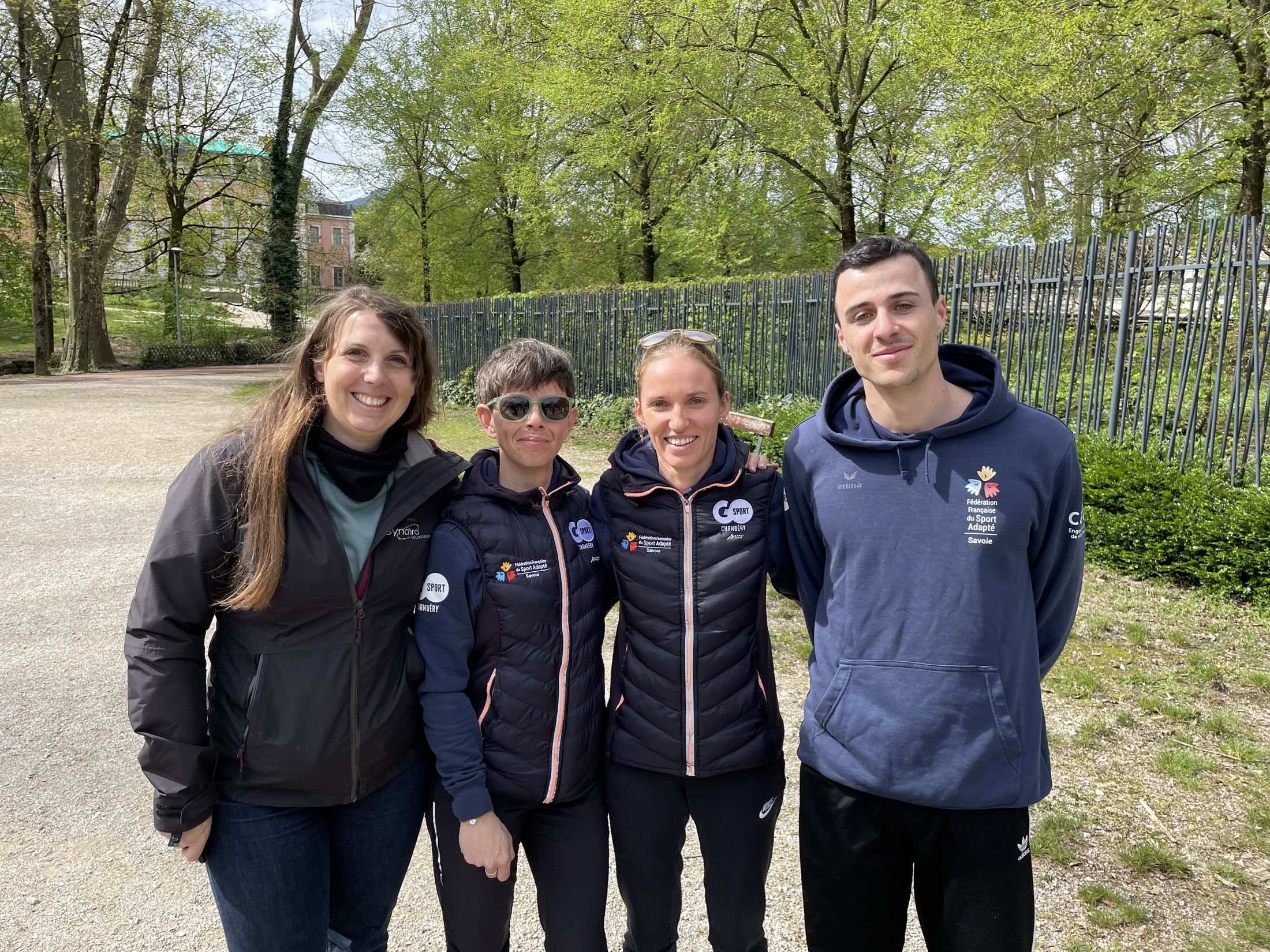 Sarah, éducatrice vélo de la Vélostation, Delphine, Maëva et Thomas du Comité Départemental du Sport Adapté réunis pour un atelier.  