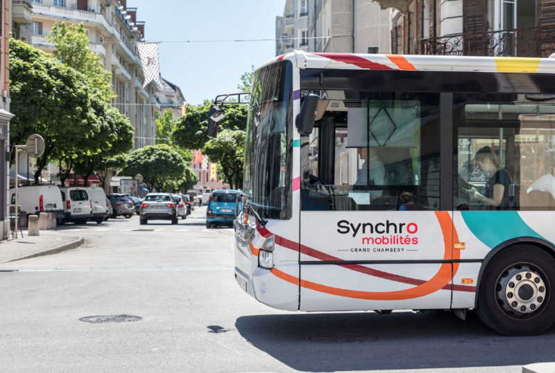 photo d'un bus circulant en ville
