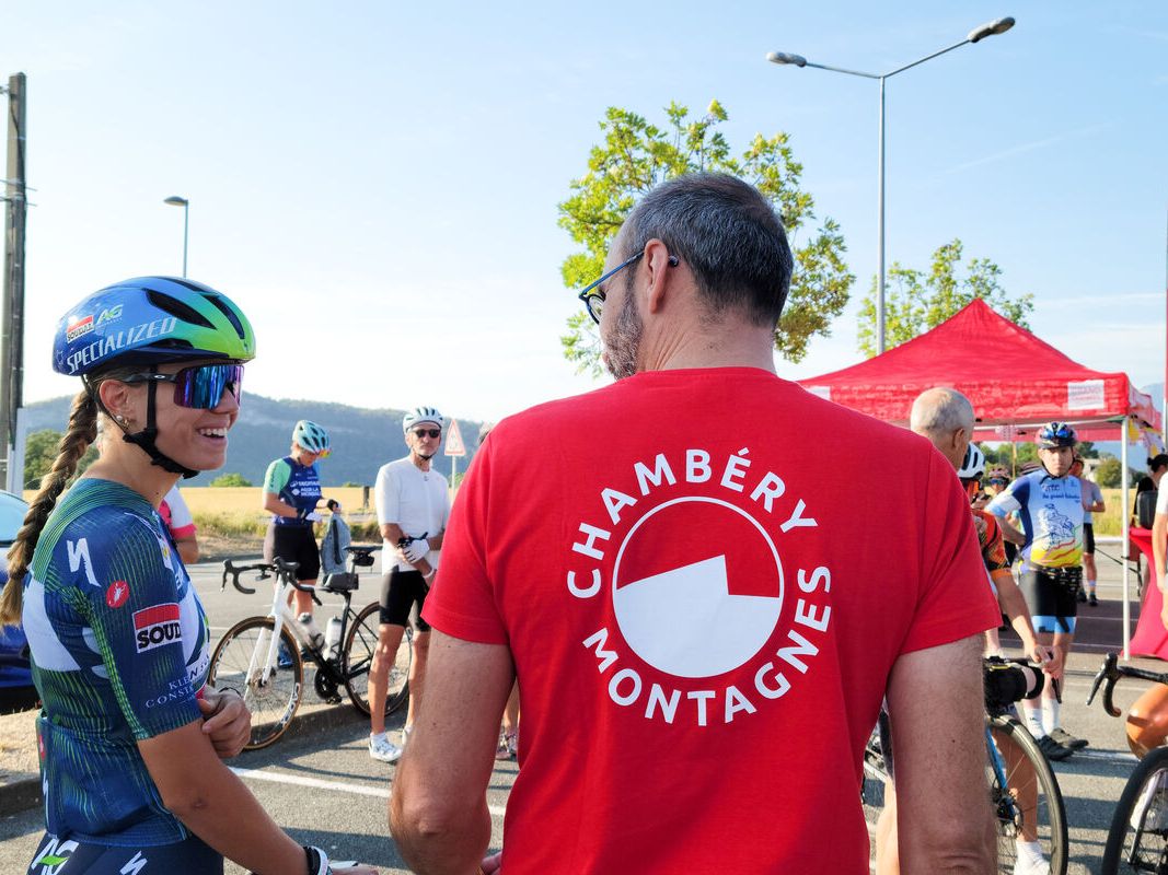 Nina Lavenu, jeune cycliste en partenariat avec Grand Chambéry prête pour la 17ème étape avec Donnons des Elles 