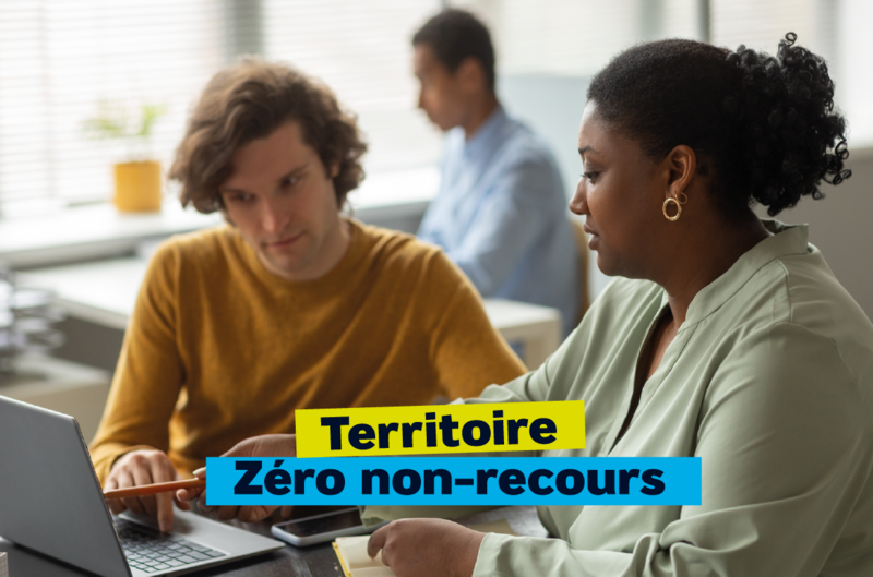 deux personnes devant un ordinateur