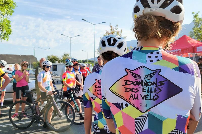 Édition 2026 de l'événement "Donnons des elles au vélo J-1" au départ de Sonnaz, en amont du Tour de France 2026, avec la participation de Nina Lavenu, athlète locale soutenue par l'Agglomération