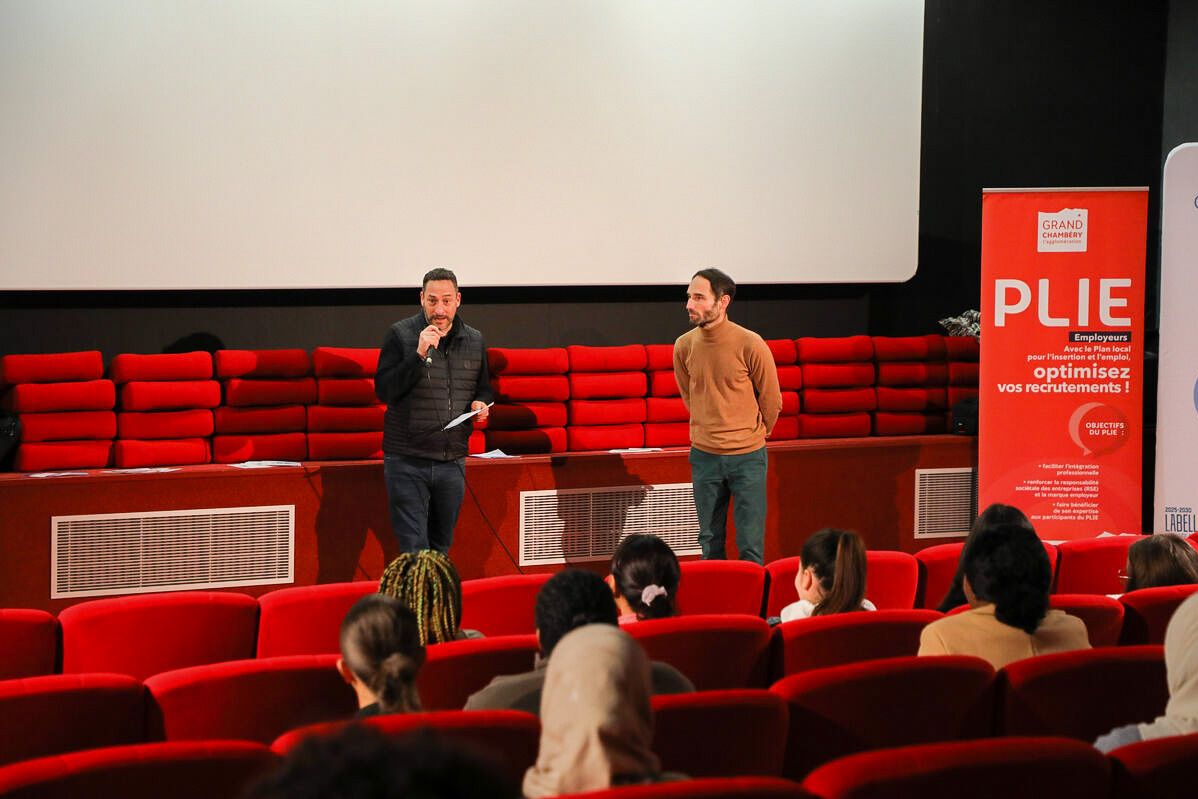 Temps de présentation dans le cadre du PLIE, deux personnes s'exprimant à leur public, dans une salle de cinéma