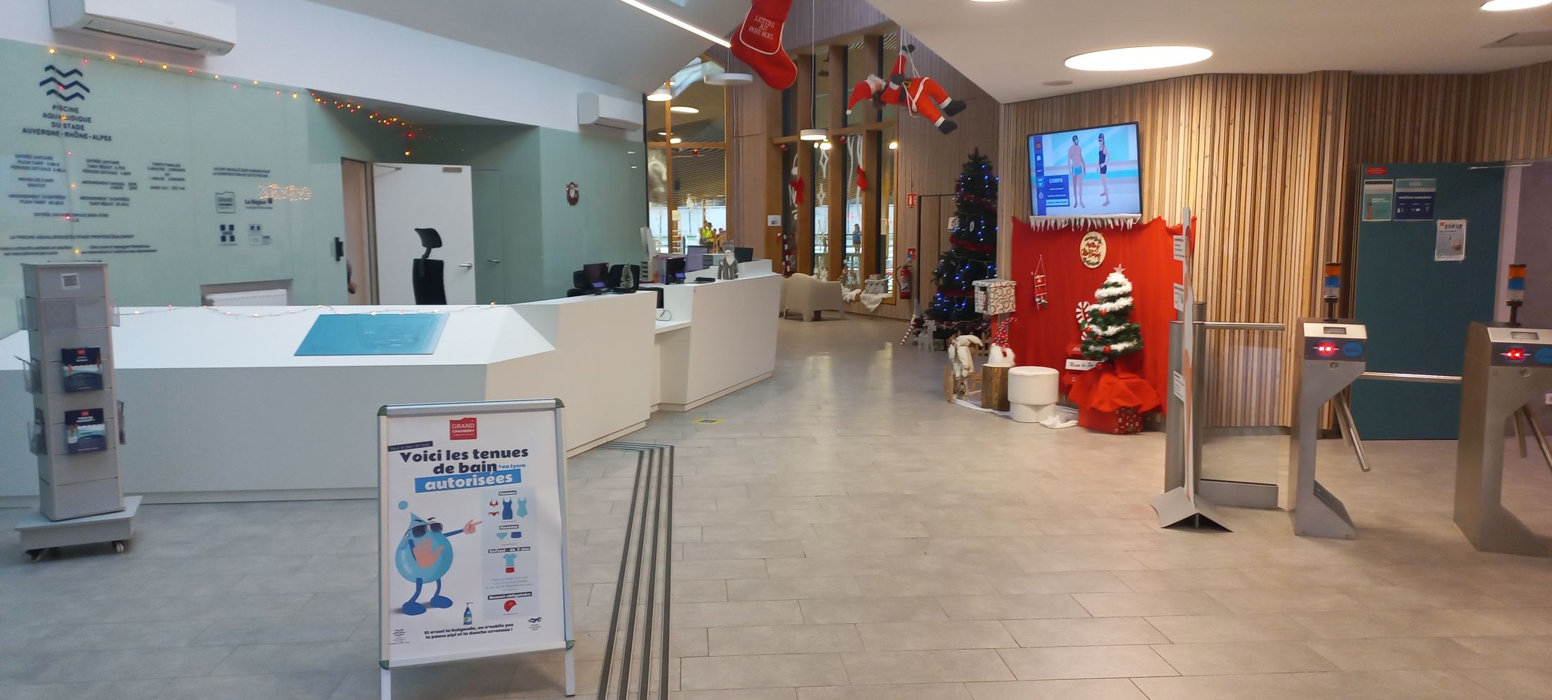 Hall d'accueil de la piscine aqualudique du Stade en mode de Noël