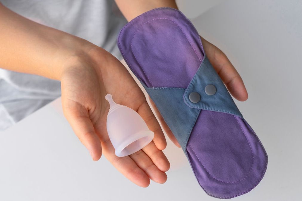 Photo montrant des protections menstruelles lavables : une culottes menstruelles et une CUP