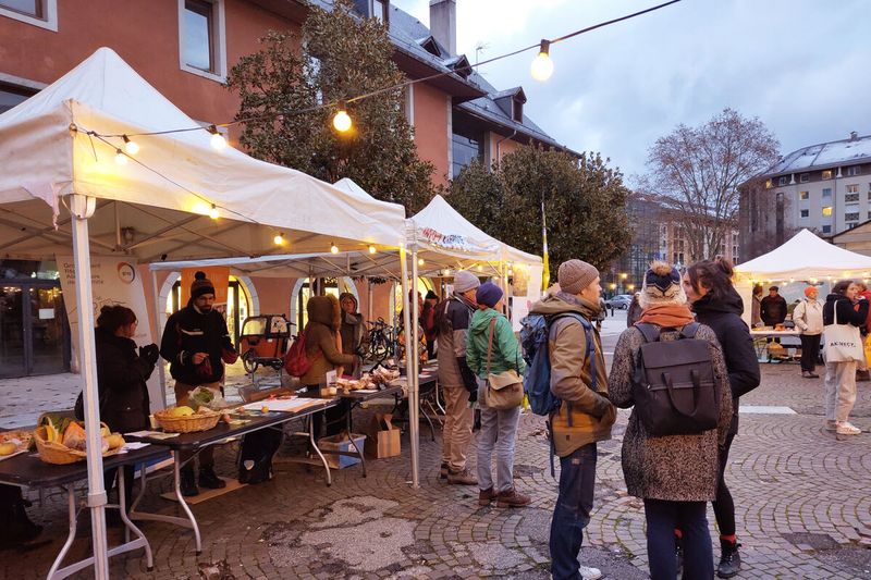 Événement du Mois de l'Economie Sociale et Solidaire dans le centre-ville de Chambéry en novembre 2025