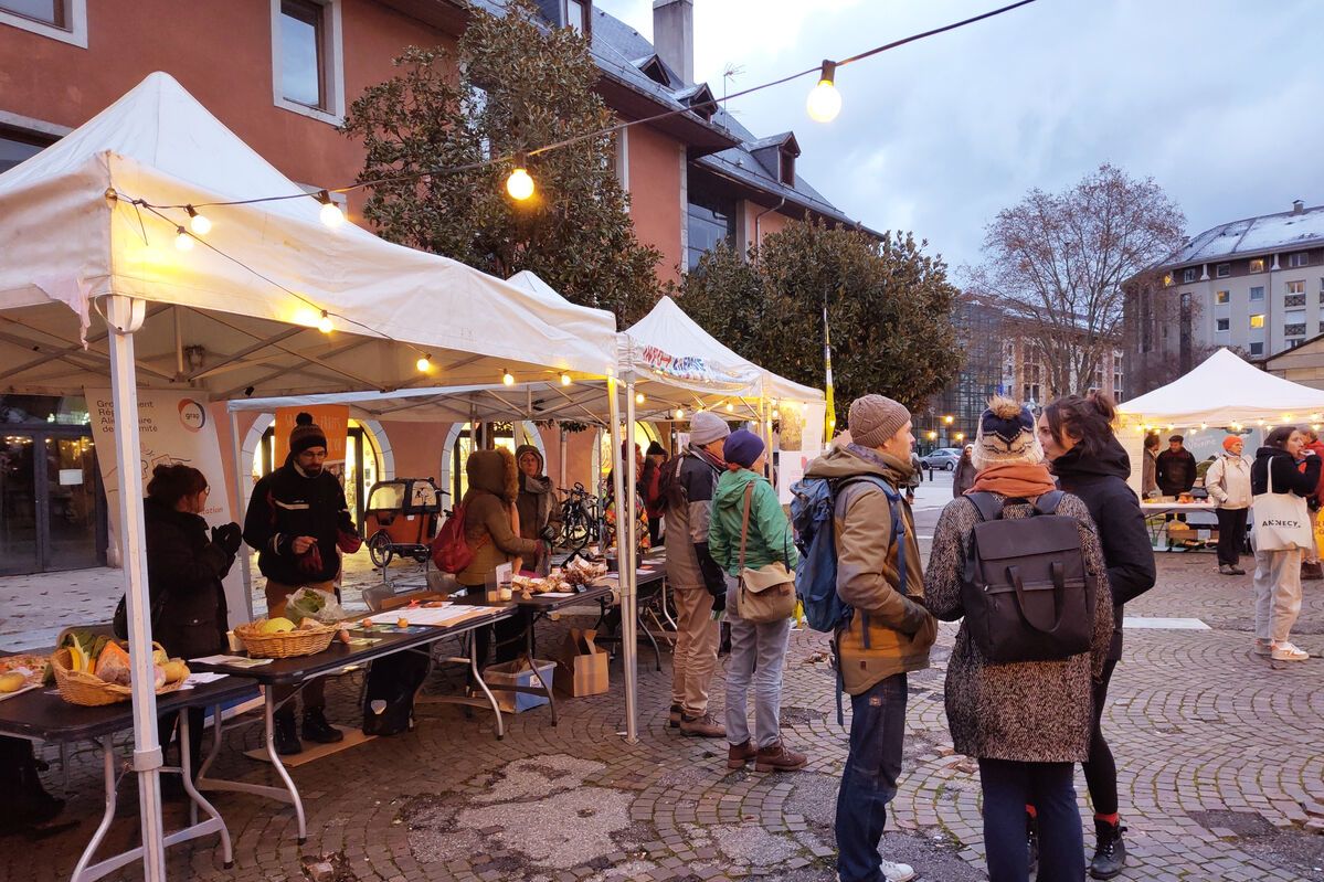 Événement du Mois de l'Economie Sociale et Solidaire dans le centre-ville de Chambéry en novembre 2025