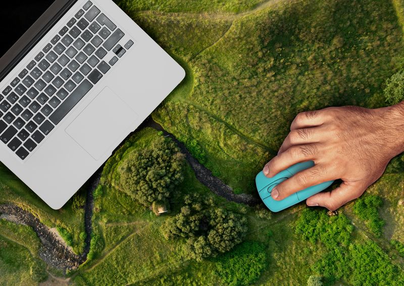 Photo d'un ordinateur dans l'herbe illustrant le numérique responsable