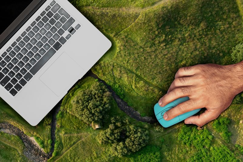 Photo d'un ordinateur dans l'herbe illustrant le numérique responsable