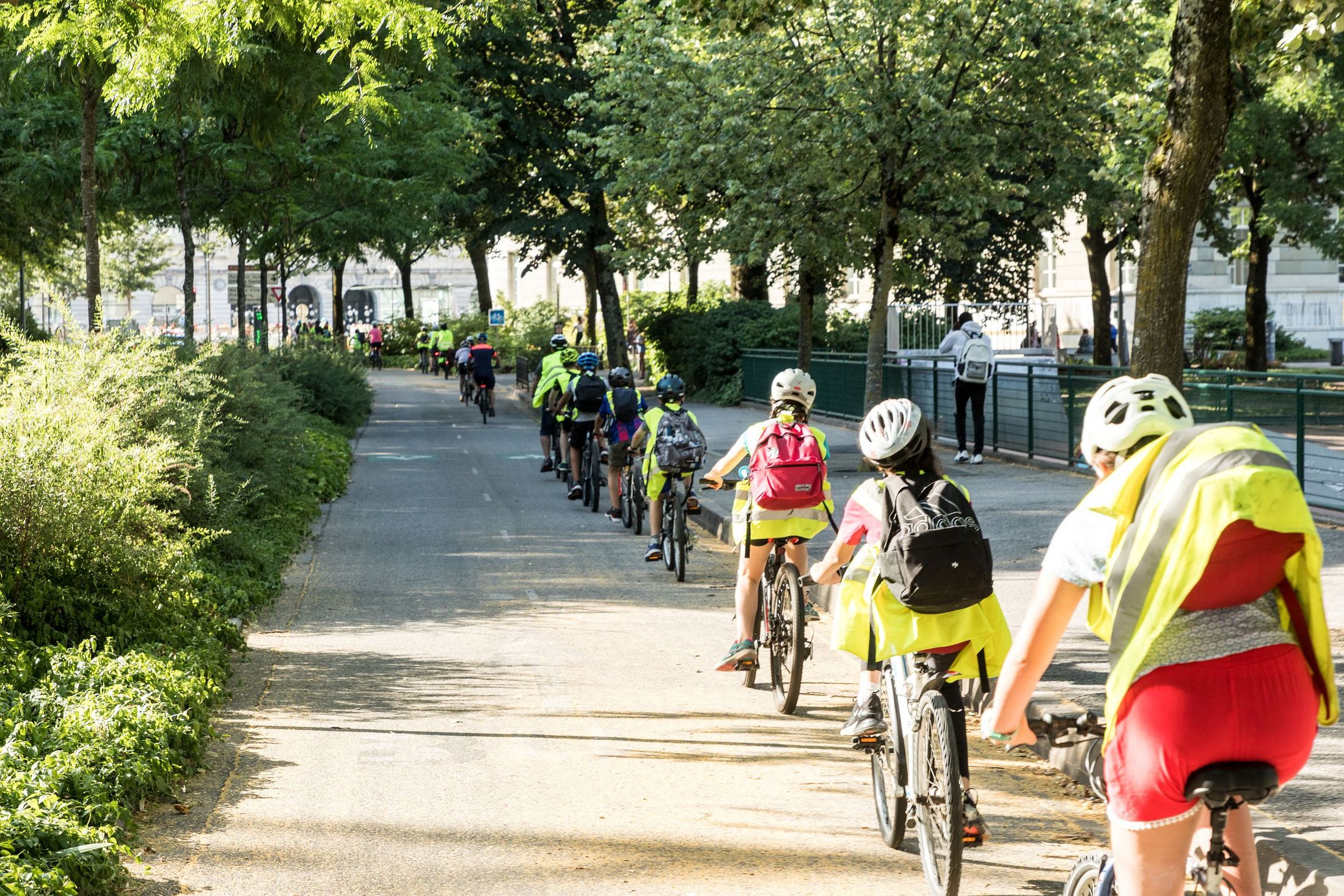 Adolescents en file indienne faisant du vélo en centre-ville