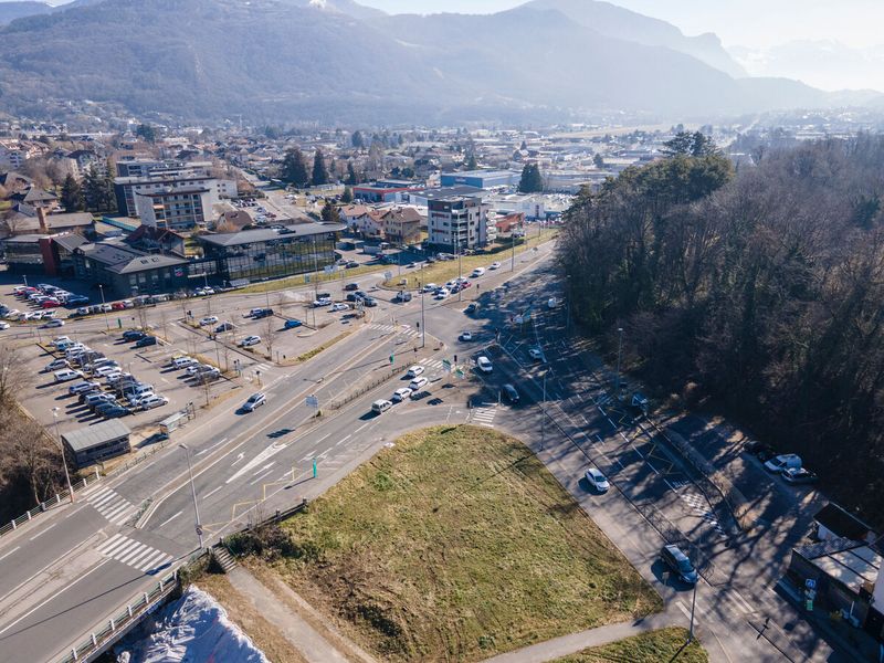 Vue aérienne d'une route.