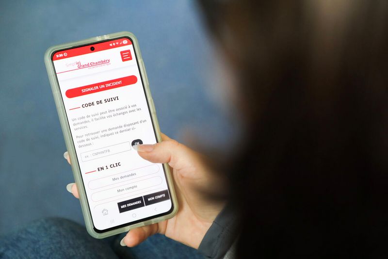 Une personne regarde et navigue sur Internet sur un smartphone