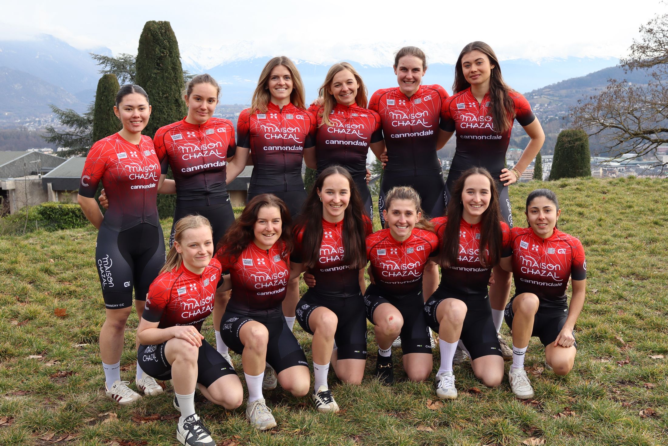 Photo de groupe de l'équipe féminine N1 du Chambéry Cyclisme Compétition (CCC N1)