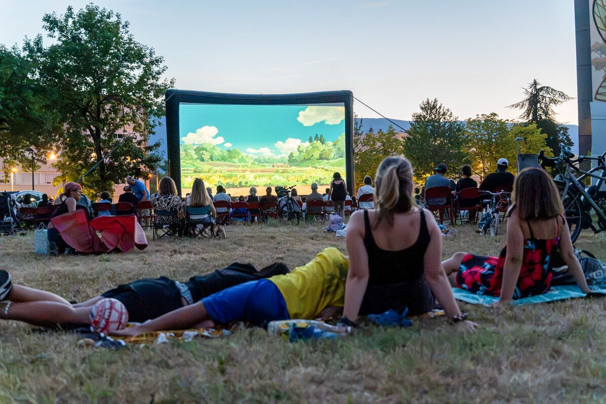 Une toile à la belle étoile sur la pelouse du Mâconnais à Chambéry lors de la projection de "Mon voisin Totoro" le 12 juillet 2026