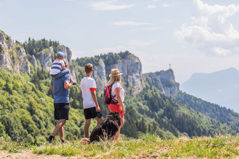 Des personnes randonnent et observent le paysage