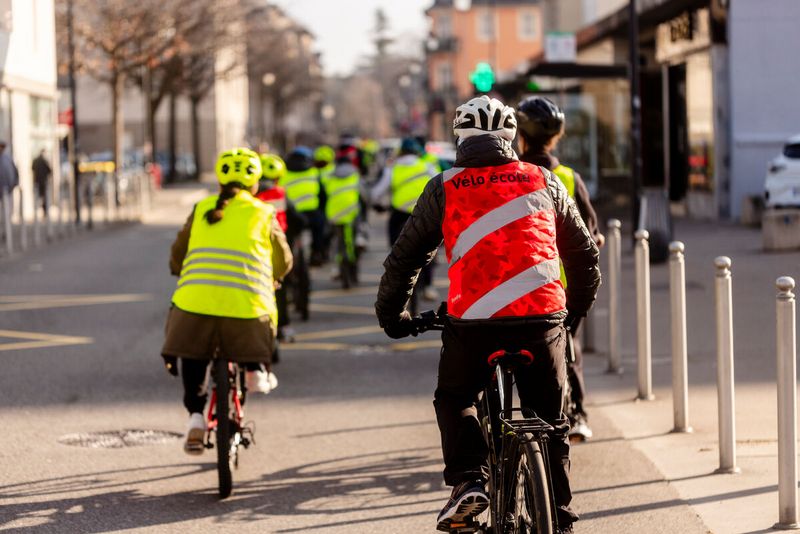 Sortie vélo avec des enfants dans Chambéry dans le cadre de Mai à Vélo organisé par l'Agglomération et l'Agence EcoMobilité Savoie Mont-Blanc