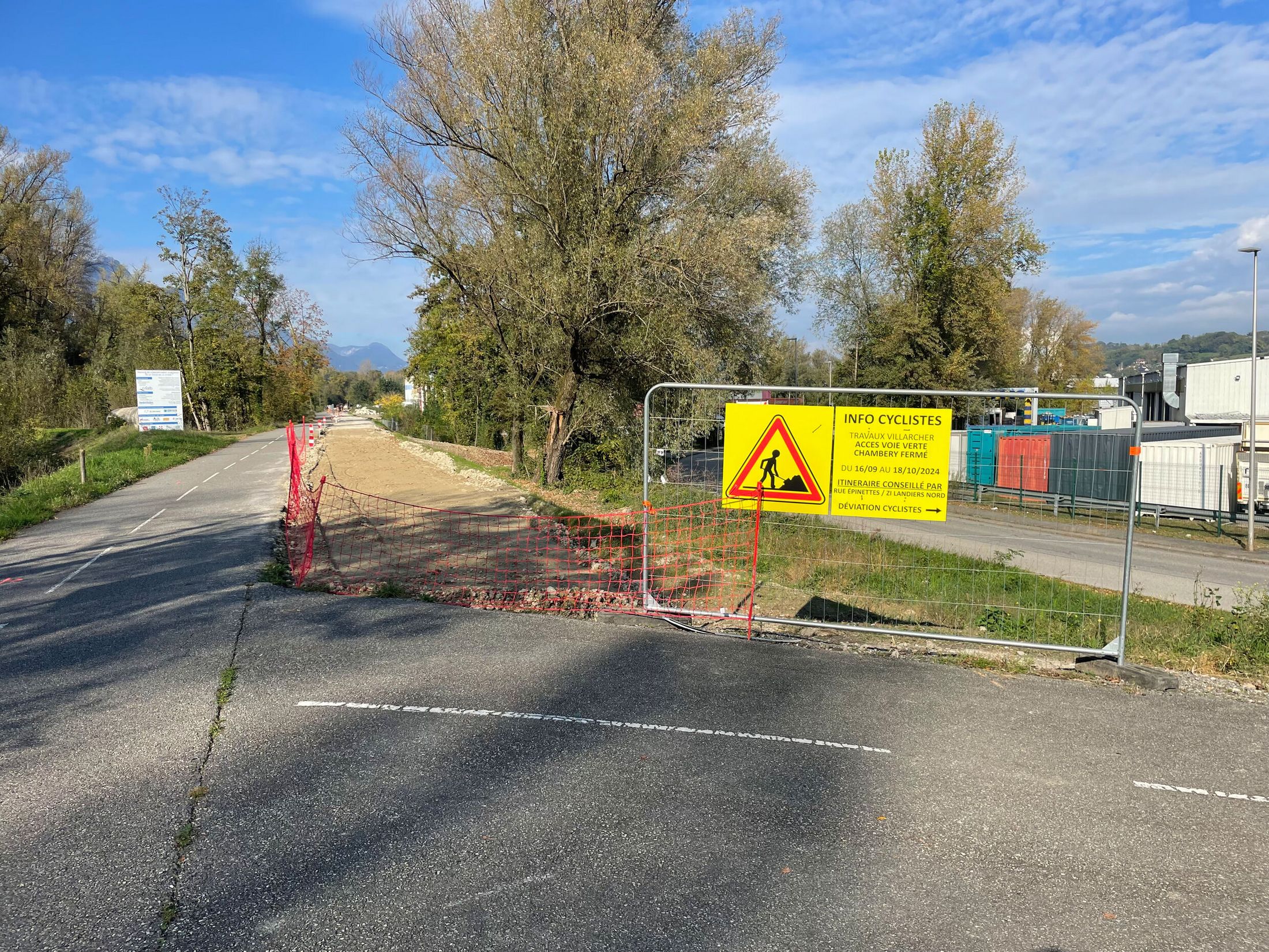 Sortie Zone Industrielle Landiers Nord de la piste cyclable qui longe la Leysse direction Le Bourget