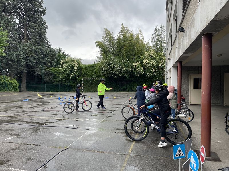 Élèves de CM2 à vélo regroupé autour de l'animateur vélo pour écouter les instructions de celui-ci. 