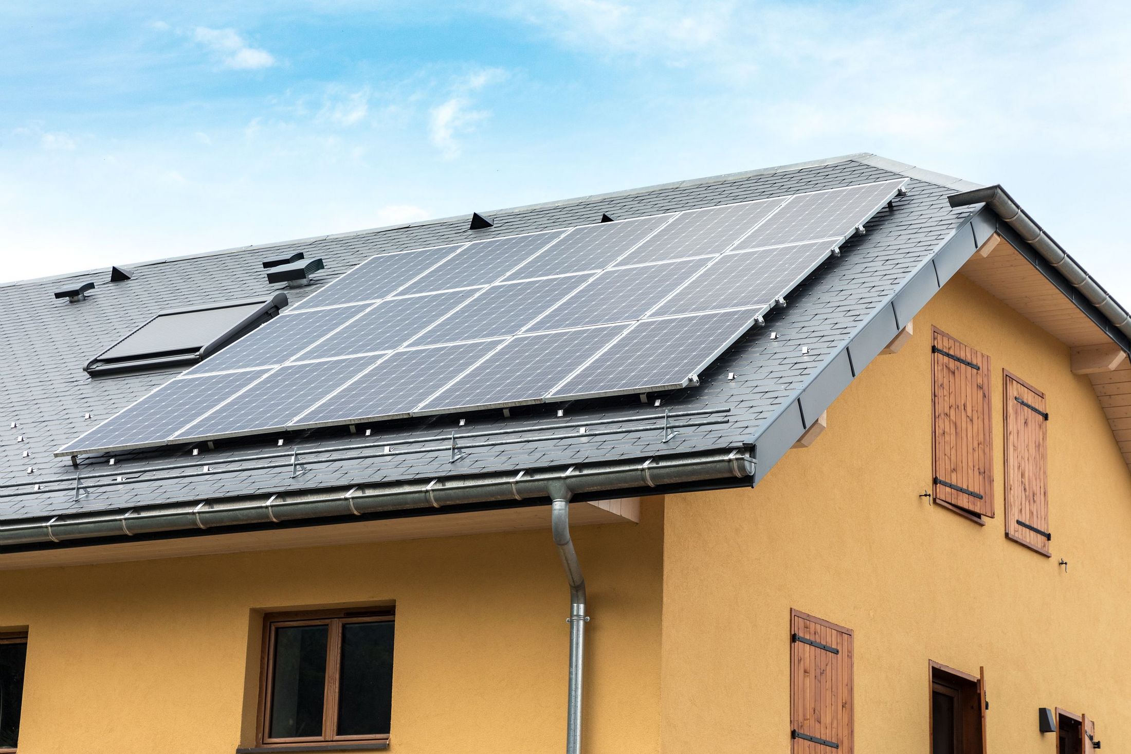 Panneaux solaires sur une maison jaune